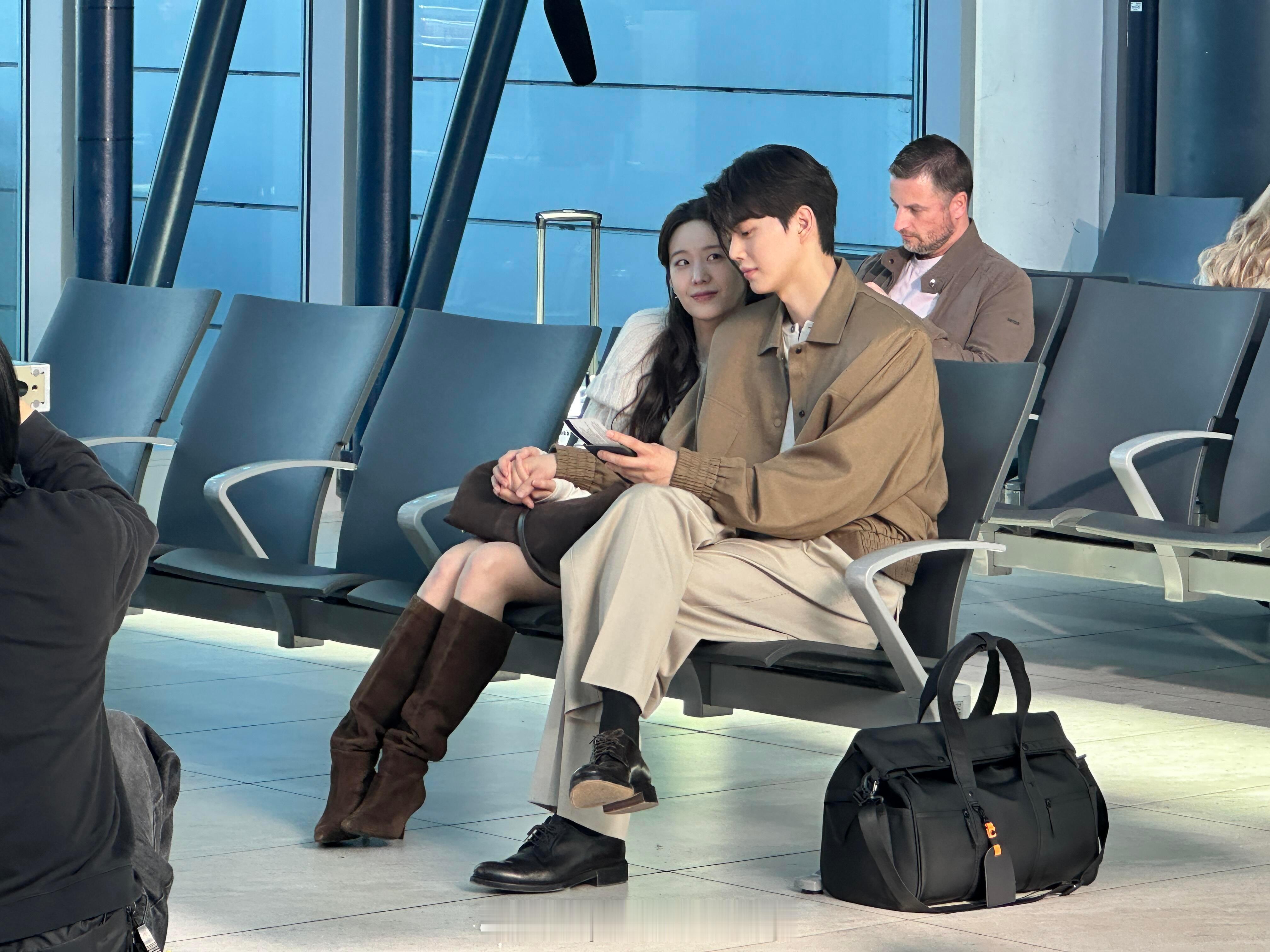 布拉格机场偶遇宋江布拉格机场偶遇宋江张圭悧拍摄 网友布拉格机场偶遇宋江张圭悧拍摄