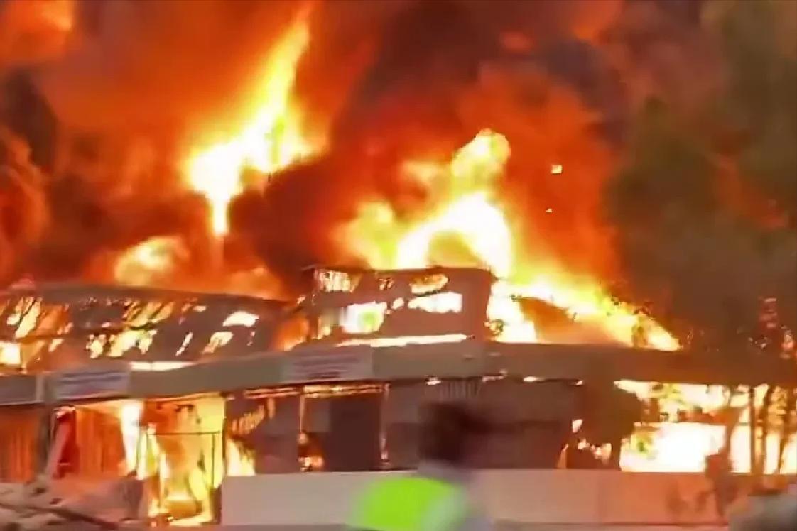 迪拜还不收手？
2026年3月16号凌晨，迪拜国际机场旁边的航空油罐突然被无人机