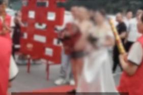 5月12日，一段拍摄于四川眉山小区门口的婚礼视频在各大网络平台快速传播，离谱的婚