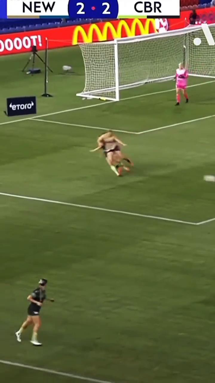 女足比赛也上演武术队。
女足比赛也上演武术队。