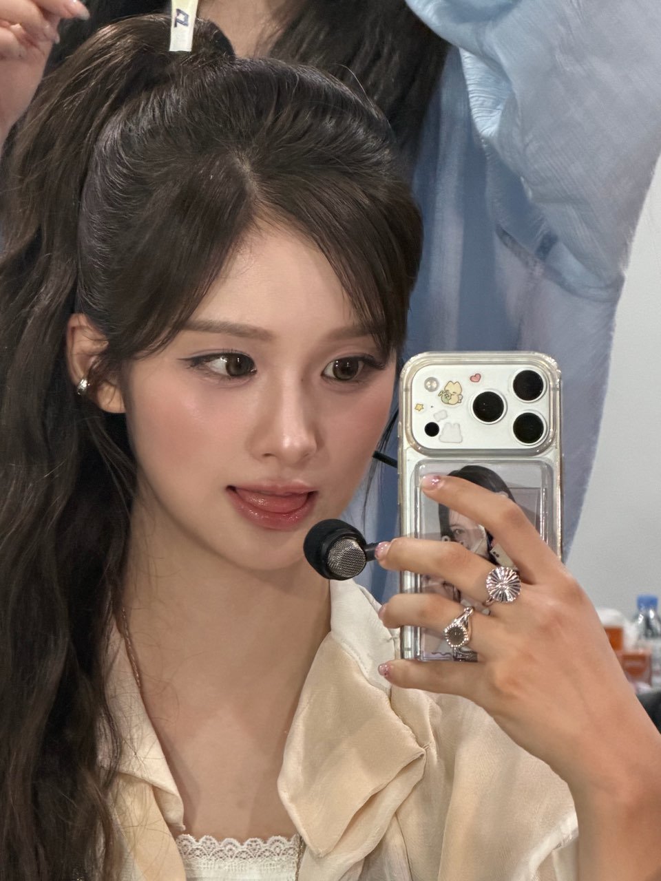 把雪允小卡挂在背包上的WONI.jpg之前雪允也把WONI小卡放在了手机壳里，就