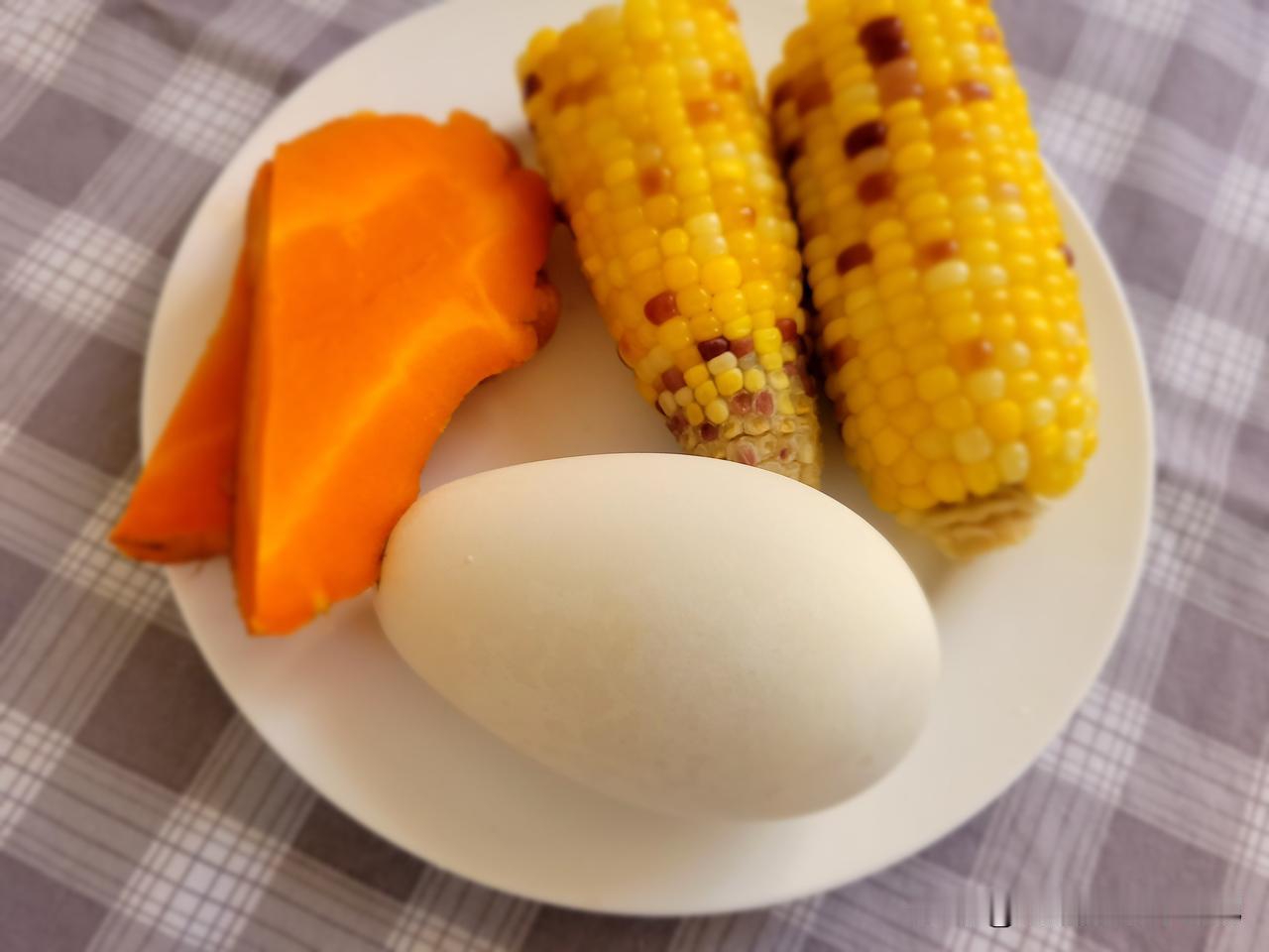 今日份早餐：一根玉米、一个水煮鹅蛋、两块蒸胡萝卜、一锅水煮菜豆腐。蛋白质、膳食纤