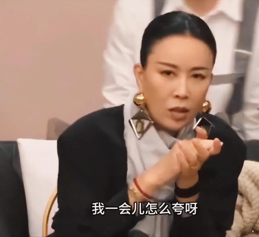 Fine乐队演唱时，节目组提示那英，“等一下点评这组歌手”。情急之下，那英当着镜
