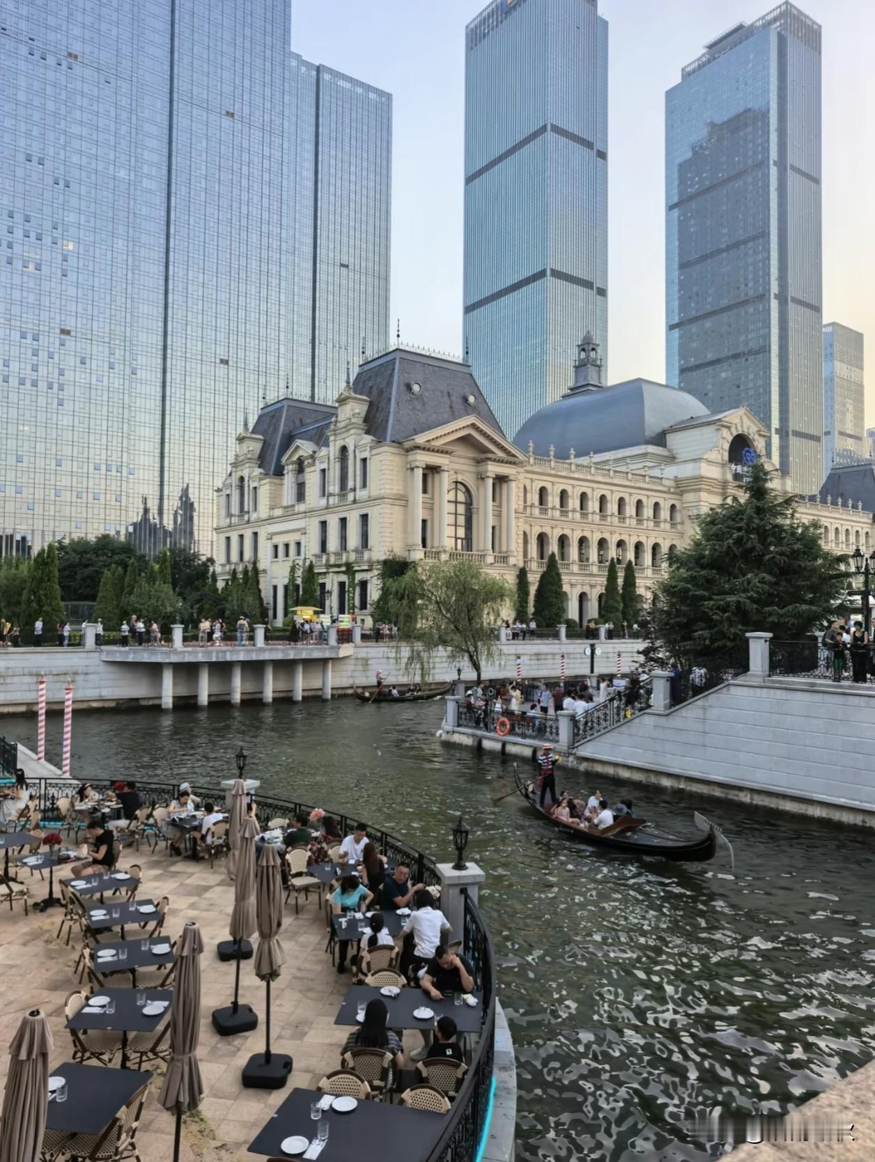 时间的微风，浅吹在秋里。