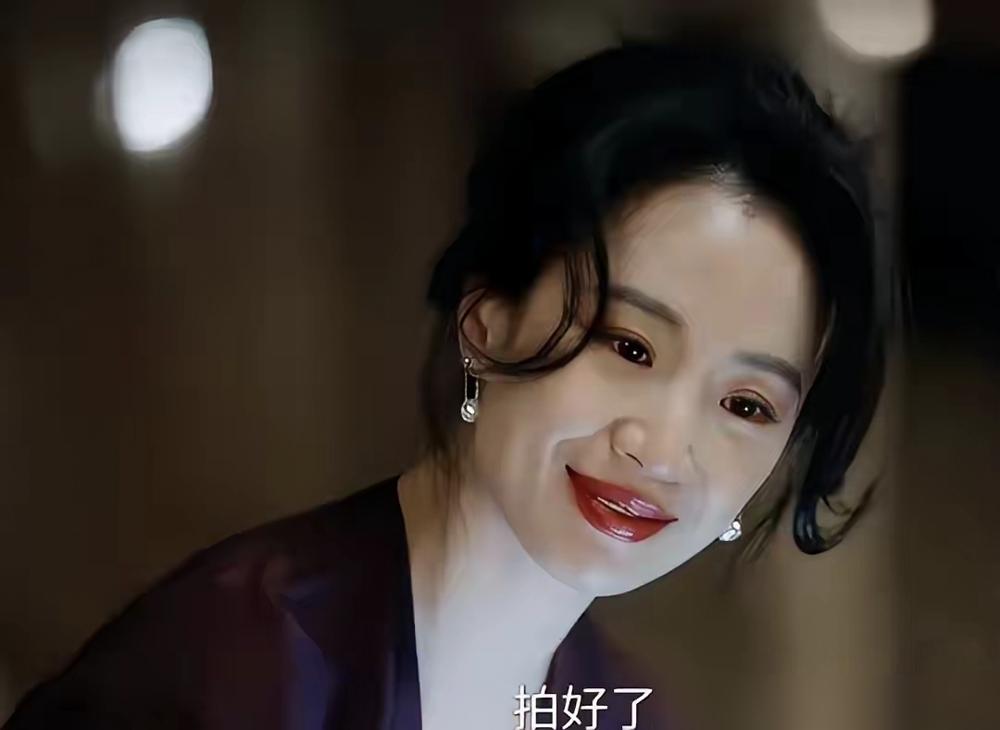 导演的审美，我真是看不懂。凭什么朱珠涂红唇是风情万种，李梦一涂就满脸油光，像刚啃