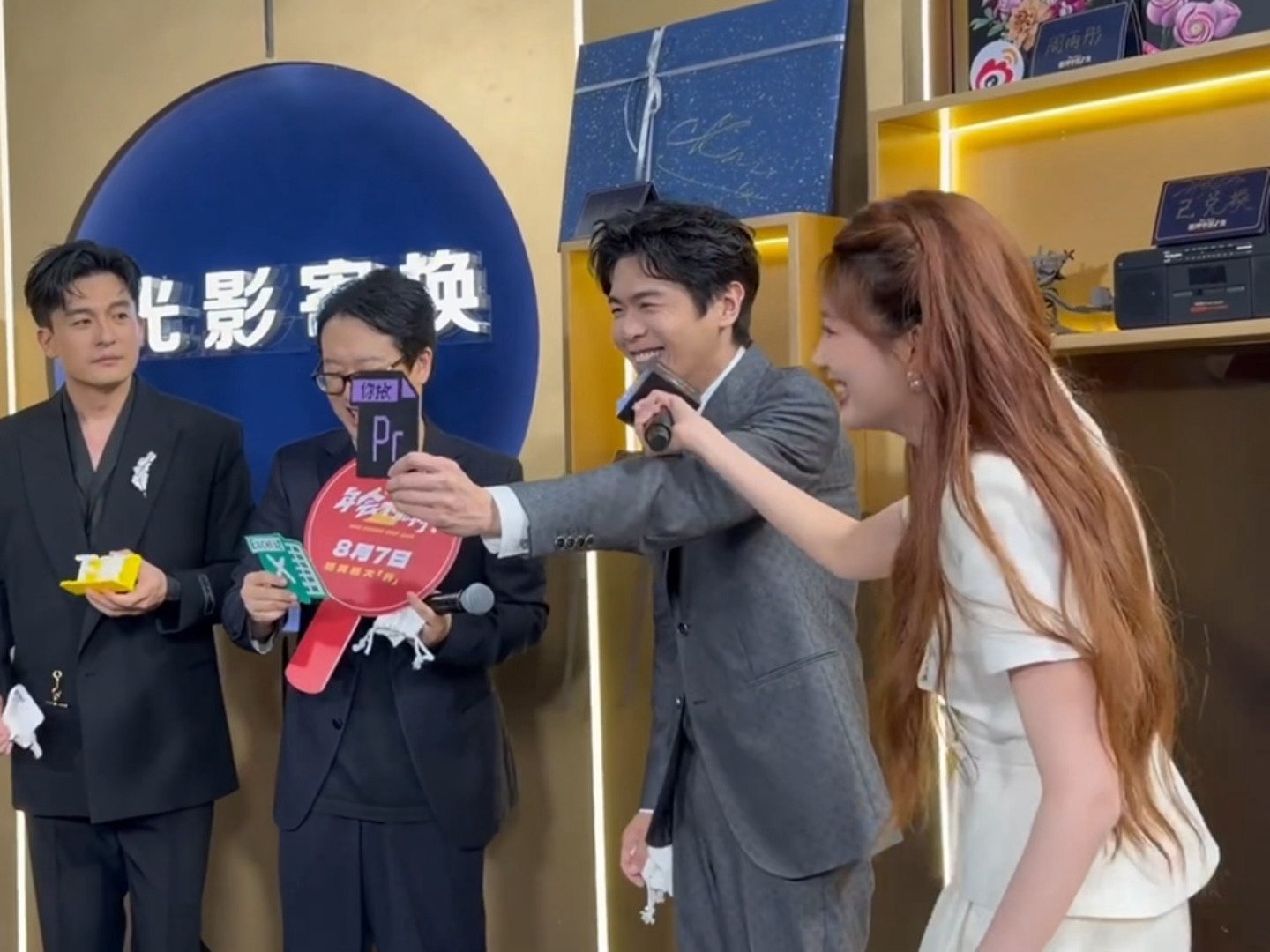 孙怡张若昀聊啥呢这么开心红毯偶遇老搭档，孙怡张若昀热聊不停，候鸟组合同框画面太
