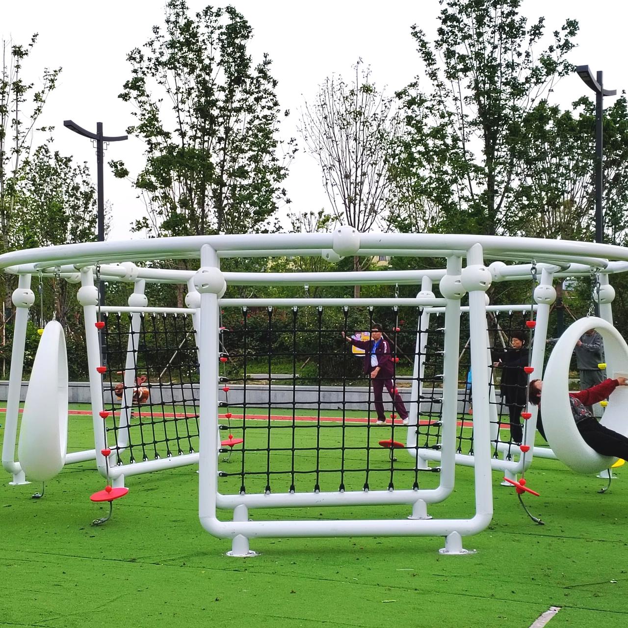 打赌请客              
左天吃过晚饭，我和几个邻居去千字文公园散步