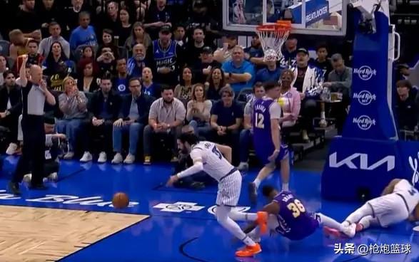 完了！斯玛特伤了

湖人客场挑战魔术，首节湖人37-31领先，东契奇单节11中7