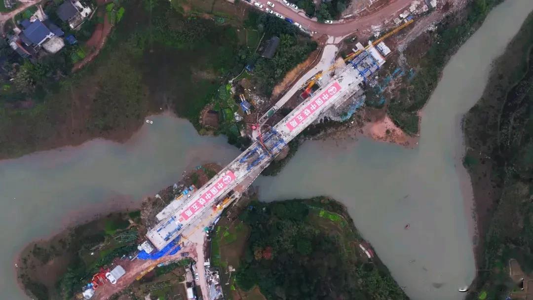 2024年12月1日，成渝中线高铁淮远河双线特大桥连续梁顺利合龙，该桥梁为重庆段