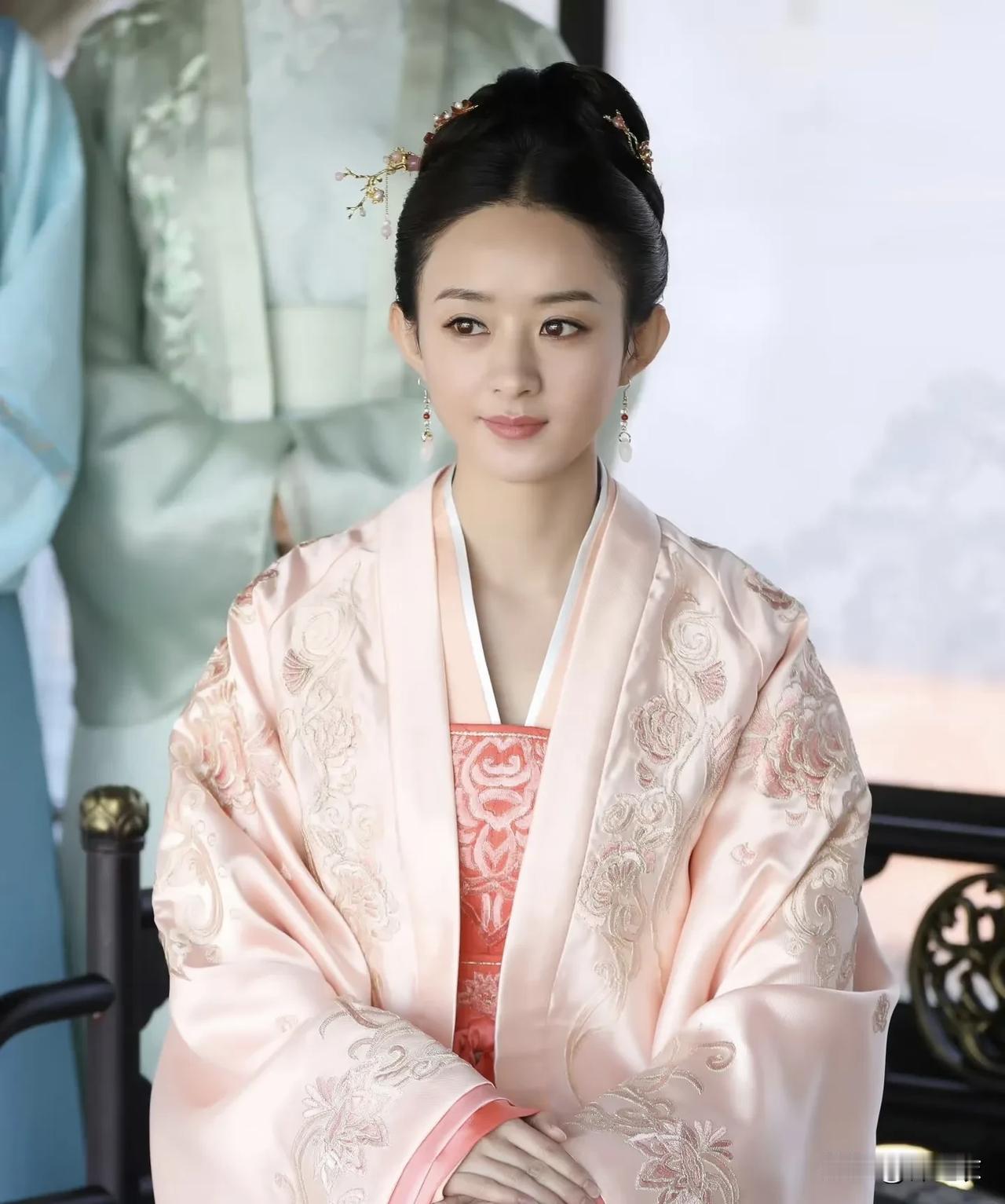 像明兰这样聪明理性的姑娘，卫小娘教导她李娘子镇守娘子关，老太太教导她钱财要牢牢掌
