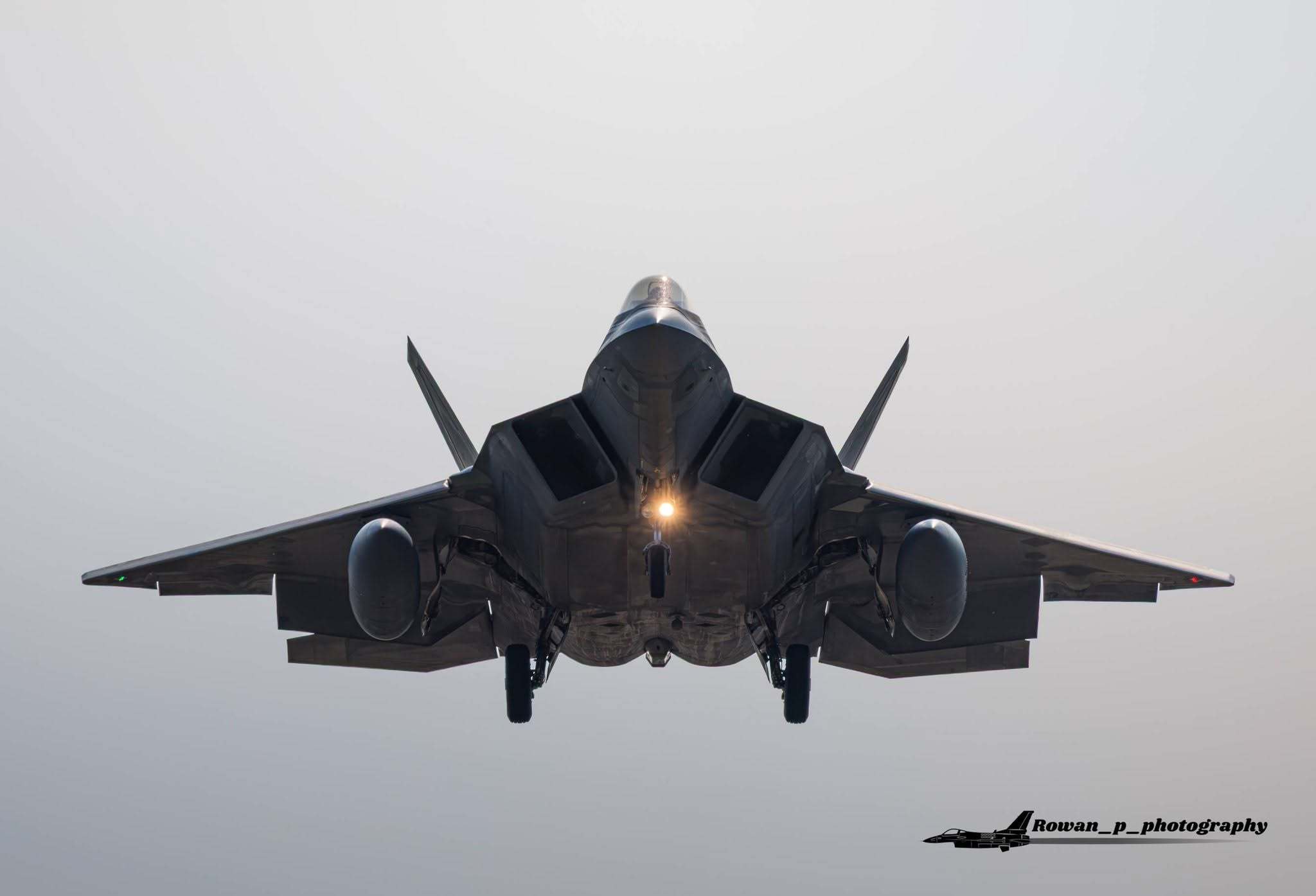 中东局势 10架美国空军F-22隐身战机完成在中东地区的部署任务转场至英国费尔福