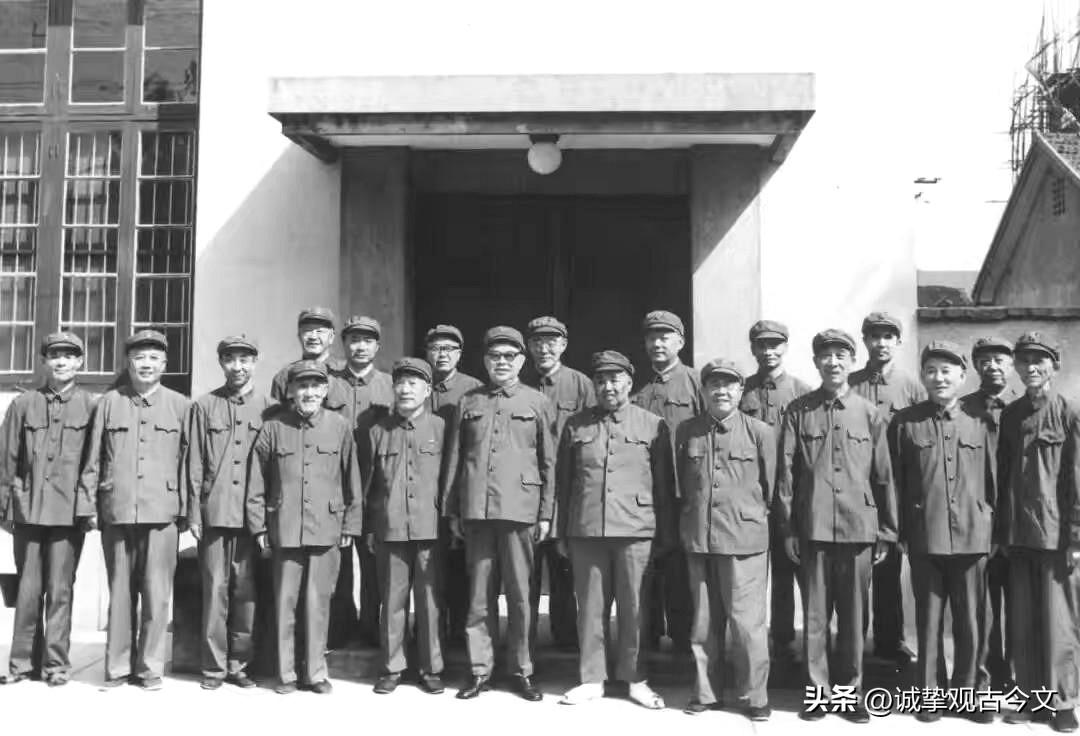 【历史老照片】1977年10月，许世友将军在南京的一张合影照片，
前排左七/许世