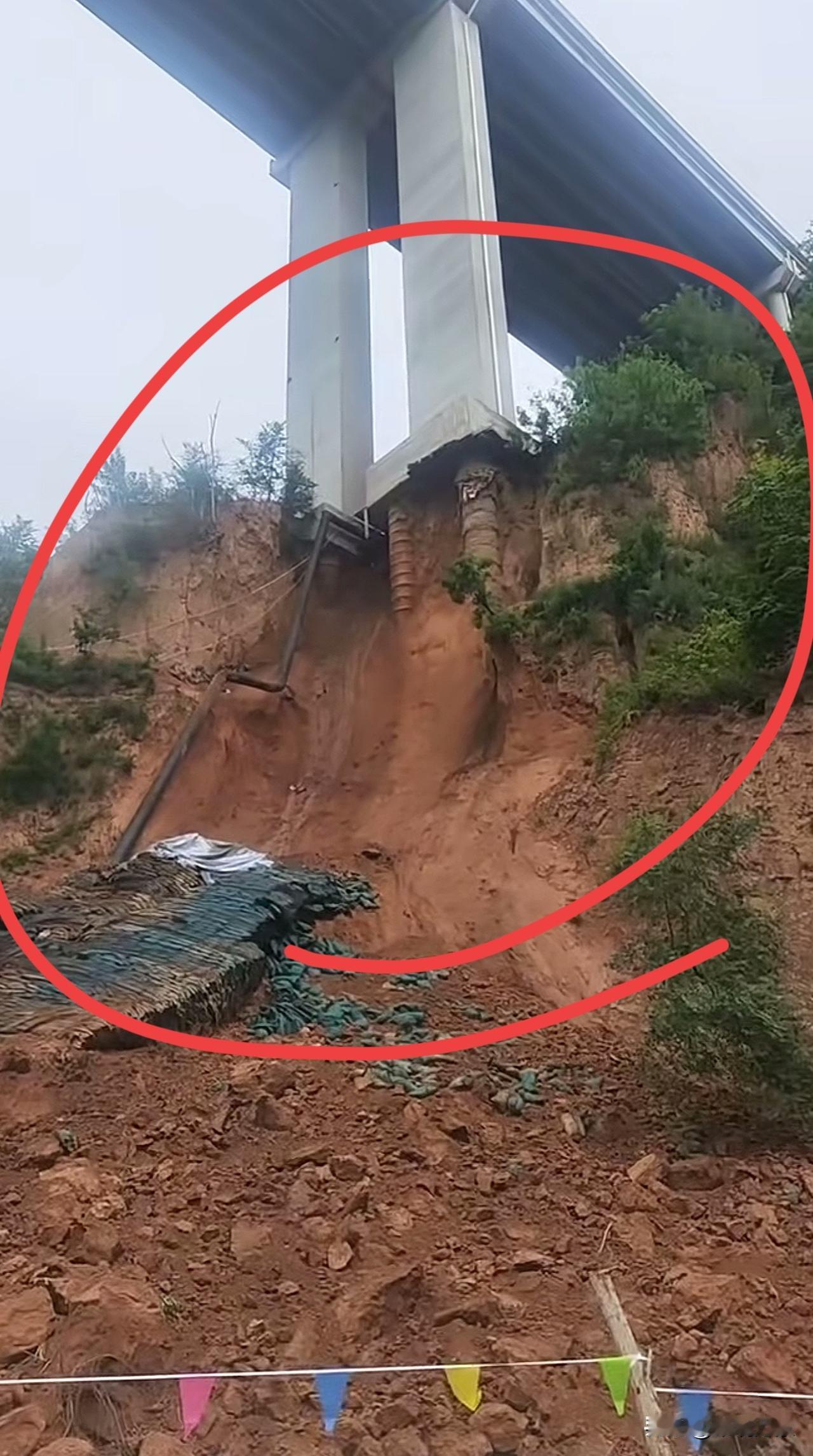 网友分享：陕州区赵庄村，新310国道，桥腿围土塌了一部分，没抢修成功。