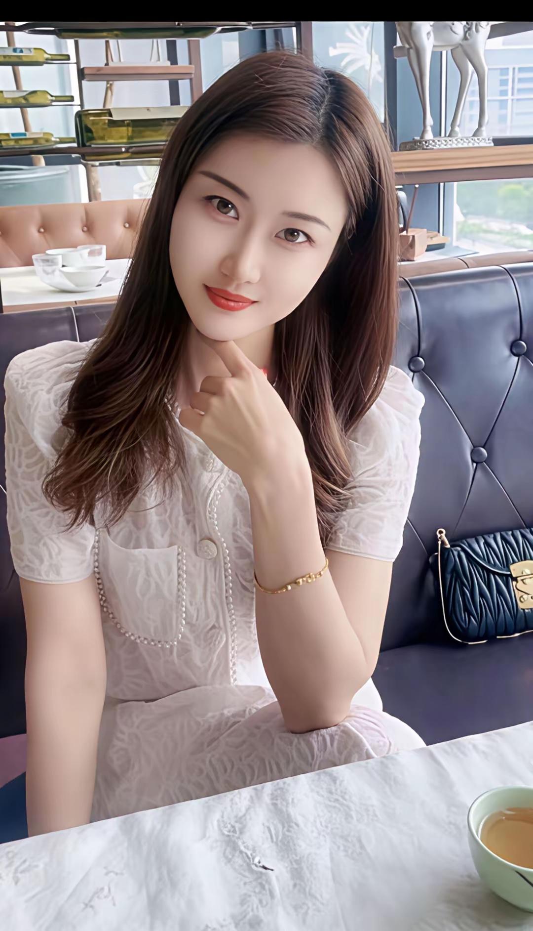 优雅下午茶时光，精致的穿搭与咖啡相伴