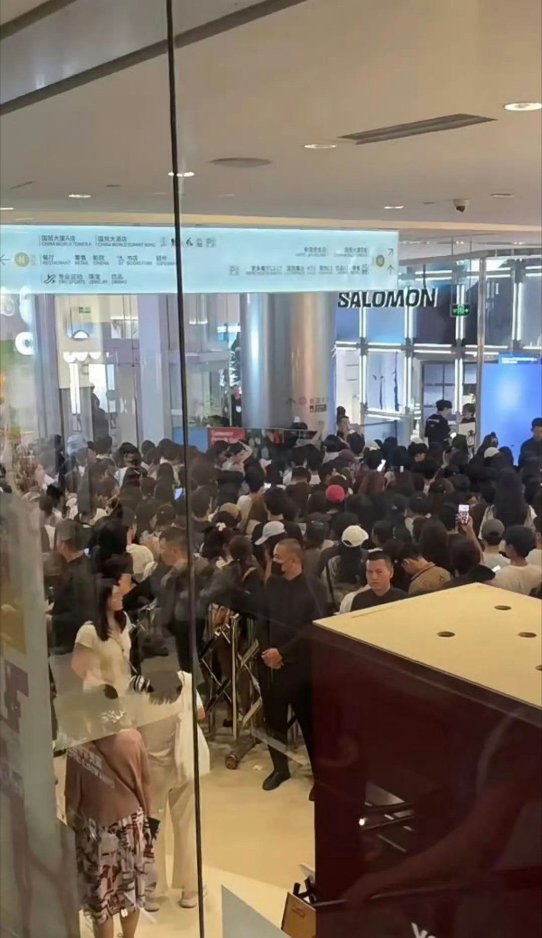 金智秀北京活动人气金智秀8月10日现身北京国贸Salomon快闪活动，商场内外被