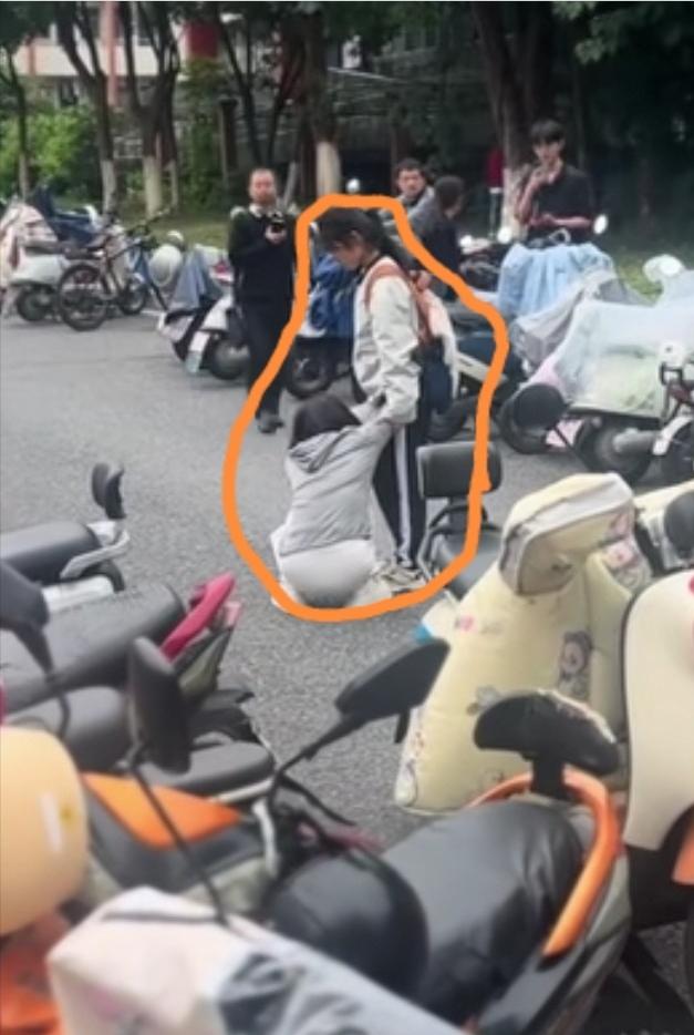 高考迟到被拦在考场外，母女二人没有想办法，反倒当众互相指责。争执中母亲瘫倒在地，