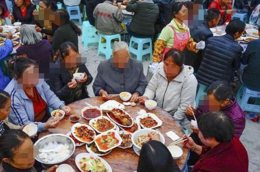 前两天我回村，碰到发小他爸。老爷子抽着烟跟我说：“今年光喝‘搬家酒’就喝了四回，