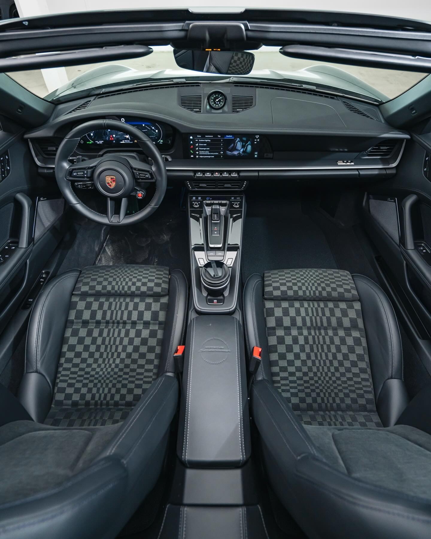 一个永不褪色的剪影，一段永不过时的驾驶体验。保时捷 911 Targa 4GTS