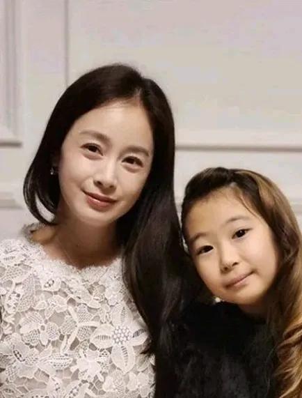 rain和金泰熙的女儿长得像爸又像妈，但她又没有妈妈金泰熙好看。一般绝世美女很难