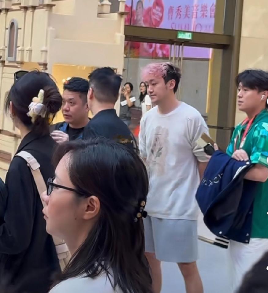 昨天王楚钦带着王晨策也就是王C C去吃饭
楚钦给王C C夹饭，
广大网友都看到了