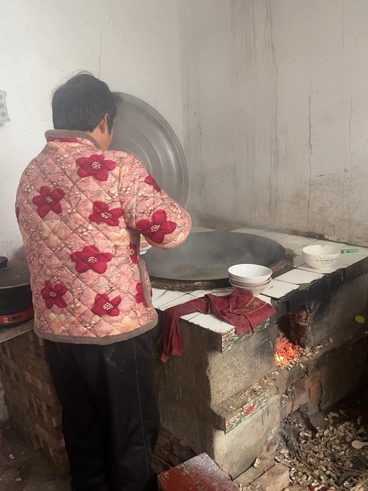 纳闷了！
这难道是中老年女人的通病吗？
​只要是我妈做饭，饭做好了，绝对不上桌吃