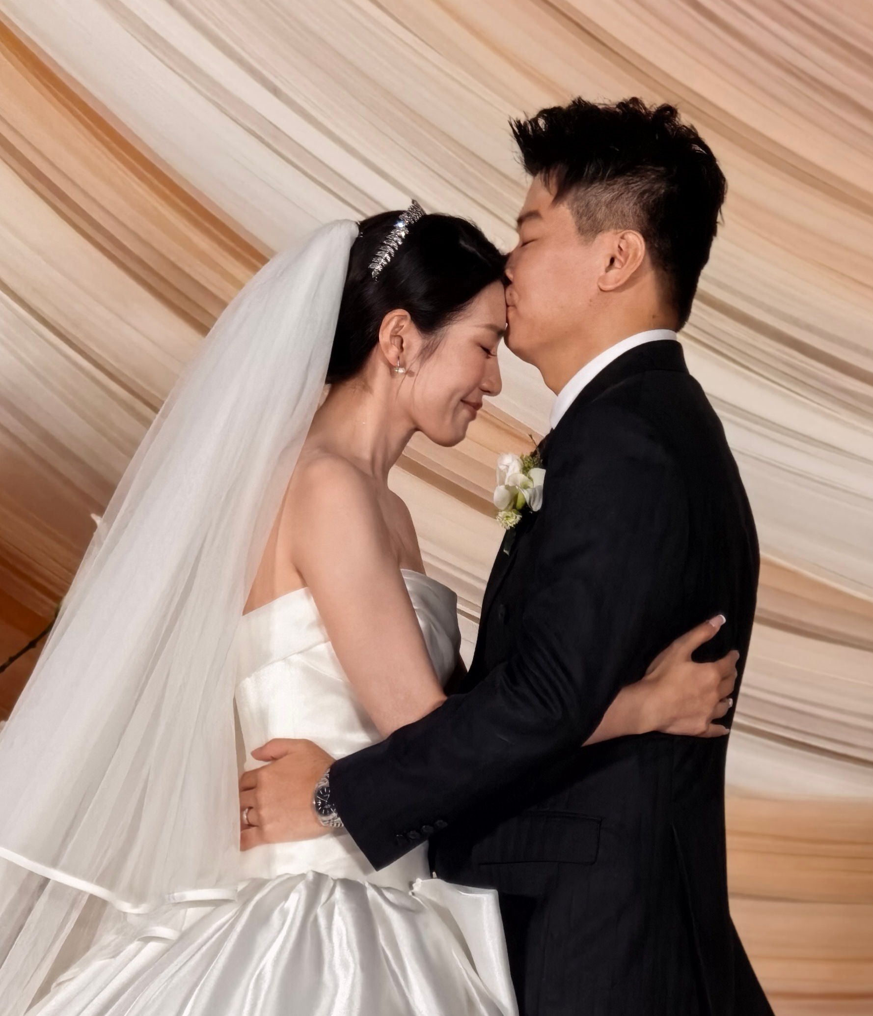 才华横溢，婚礼现场一顿演讲掌声不断，能娶到都是有道理的恭喜车评人小吕秋晨大婚 ​