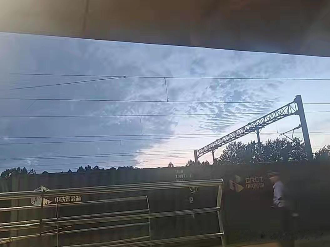 你只管向前，苦难终会退场！
 
       当下走过的所有晨露、泥泞和风雨，顺