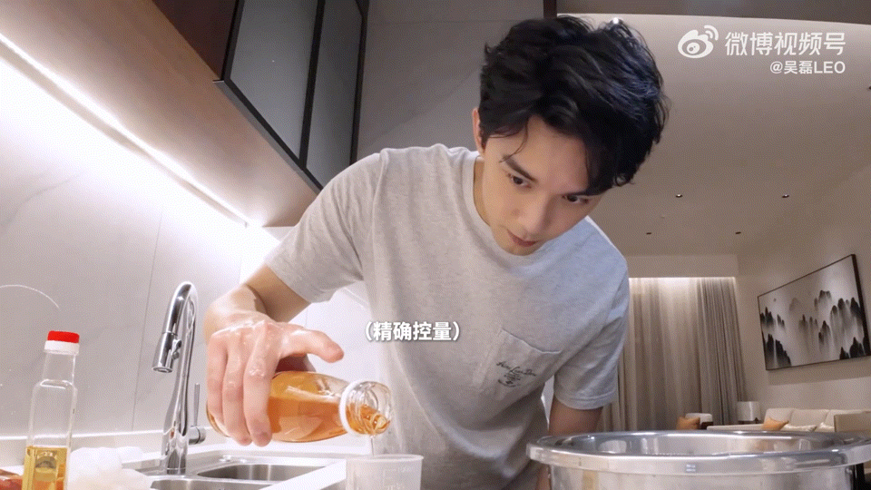吴磊做月饼两小时胡子长出来了谁来懂一下这个第一次做月饼vlog里的吴磊 有多日常