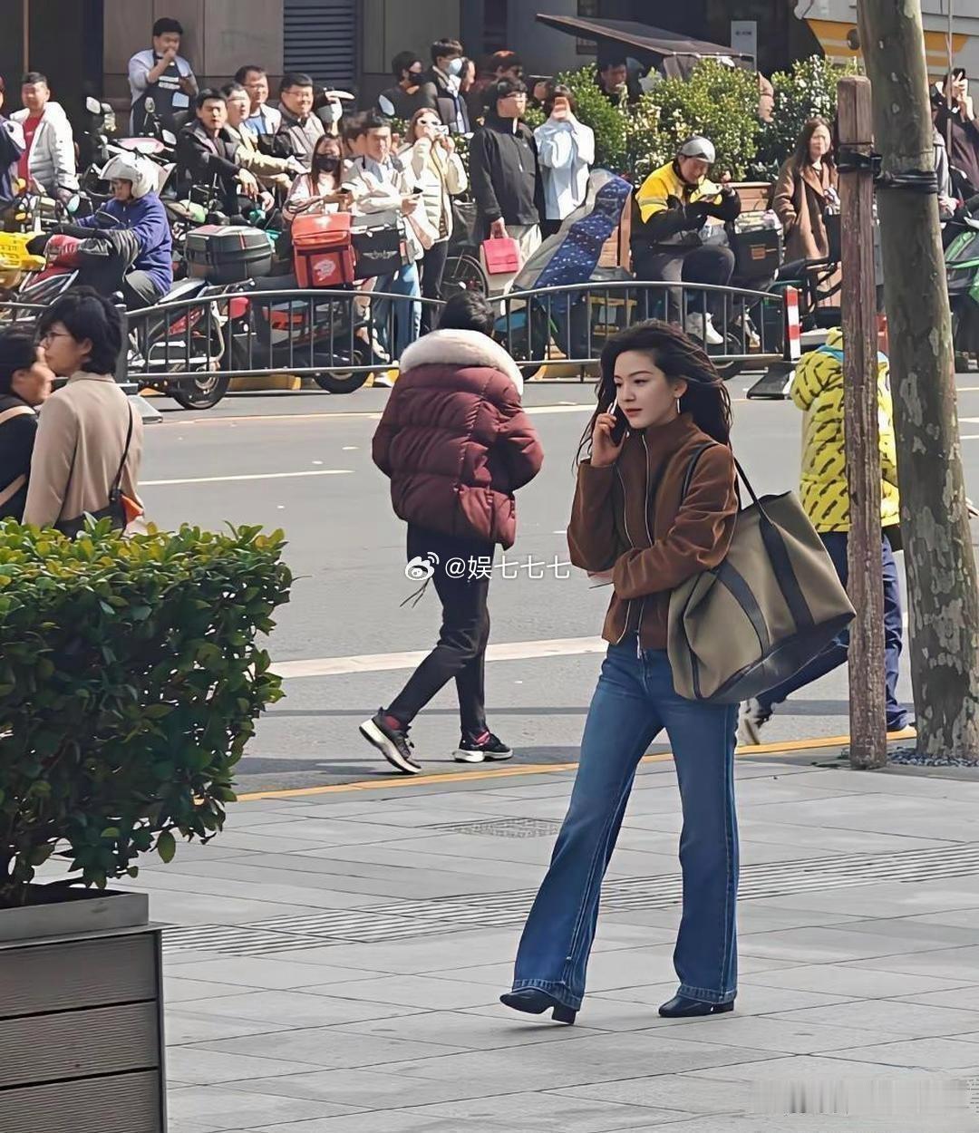偶遇章若楠一次，你就明白了，明星的淡颜在现实中的冲击力到底有多大。 ​​​