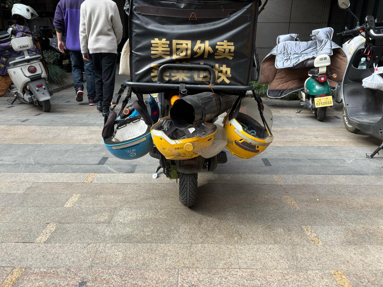 我问一个外卖小哥：“现在跑外卖一天还能赚500吗？”
外卖小哥嘿嘿一笑说：“单王