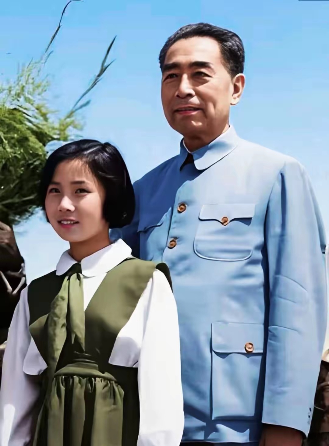蓝天之下，周总理与青少年并肩而立，温和目光里藏着对后辈的期许，一世亲民风骨，尽在