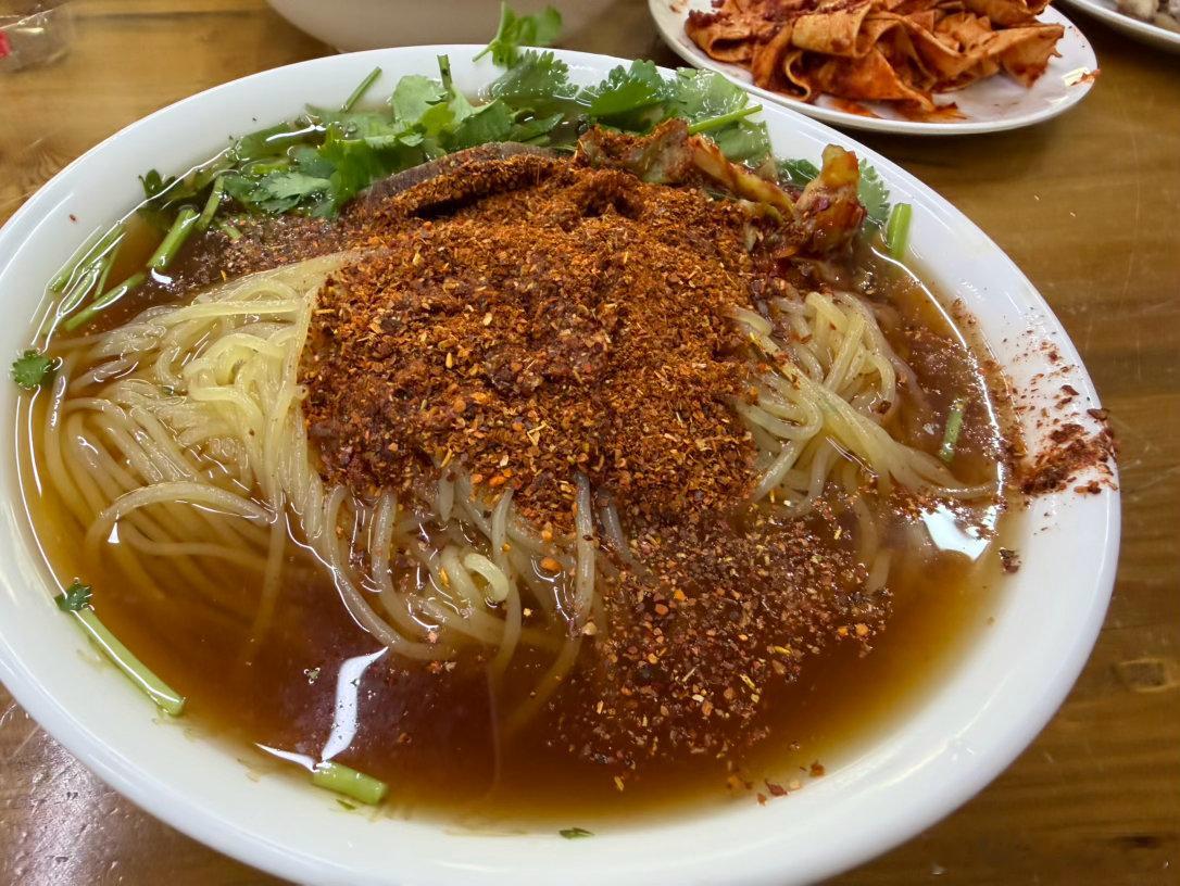 春暖花开，万物复苏，又到了吃大冷面的季节。这一碗冷面汤制作的泡菜绝对是沈阳人的专