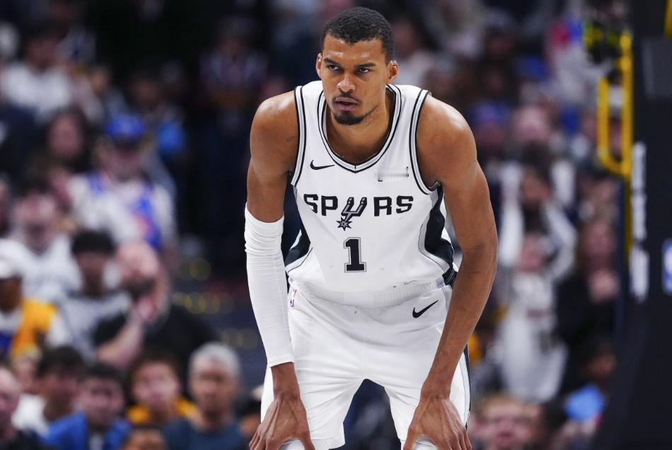 只用26分13秒就砍下40分，同时还能抢下13篮板5助攻。刷新历史记录的文班亚马