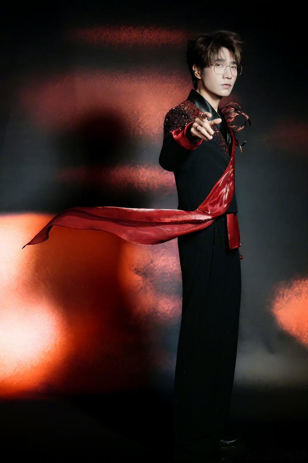 王铮亮路过人间神仙开嗓 王铮亮的演唱太绝了，嗓音清澈又有力量，路过人间被他唱得太