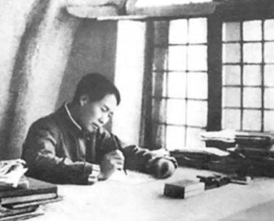 毛主席能被一代代人记在心里、捧在心上，根源就在于他一辈子都把人民放在最高位置，把