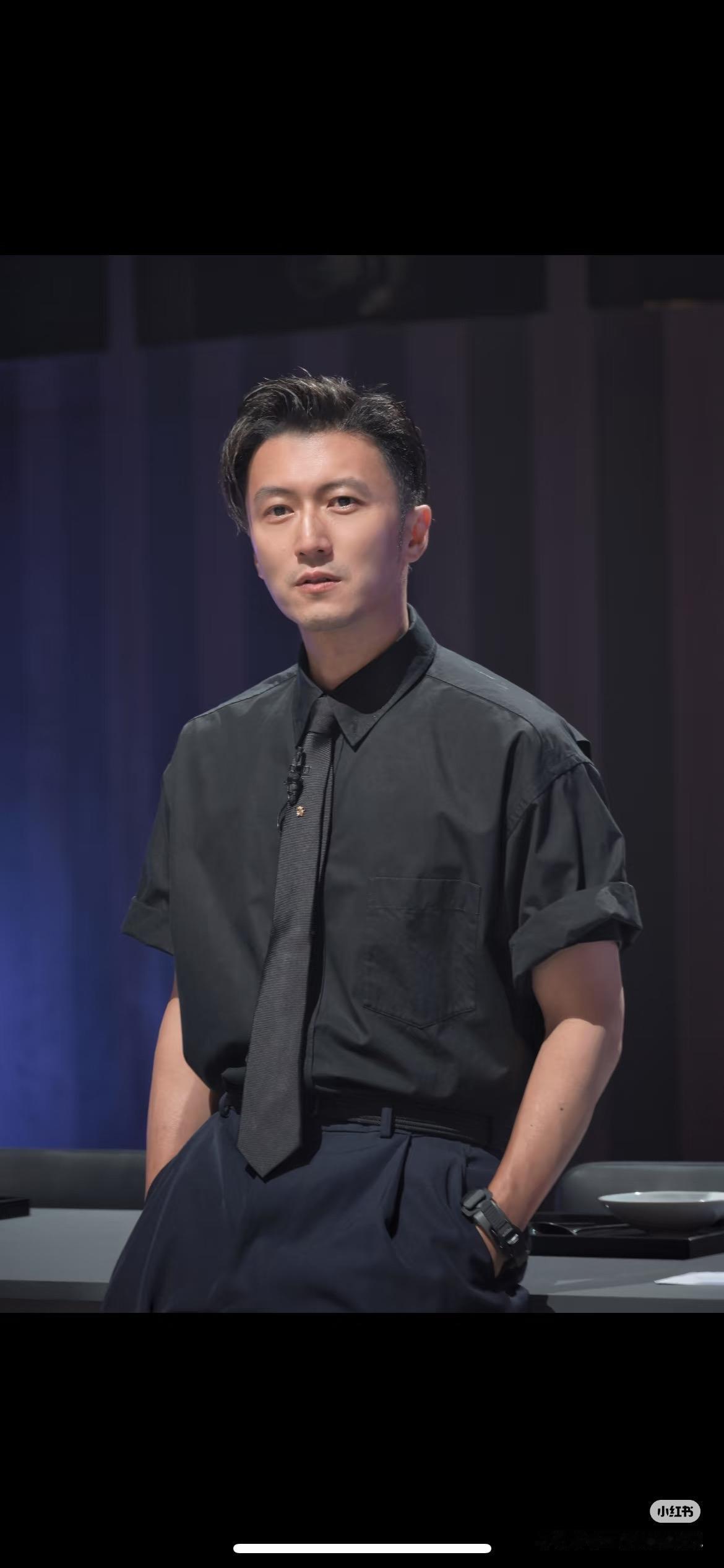 现在看来 谢霆锋这次飞新加坡的做法绝对有高人指点 既没有刻意曝光，也没有回避，而