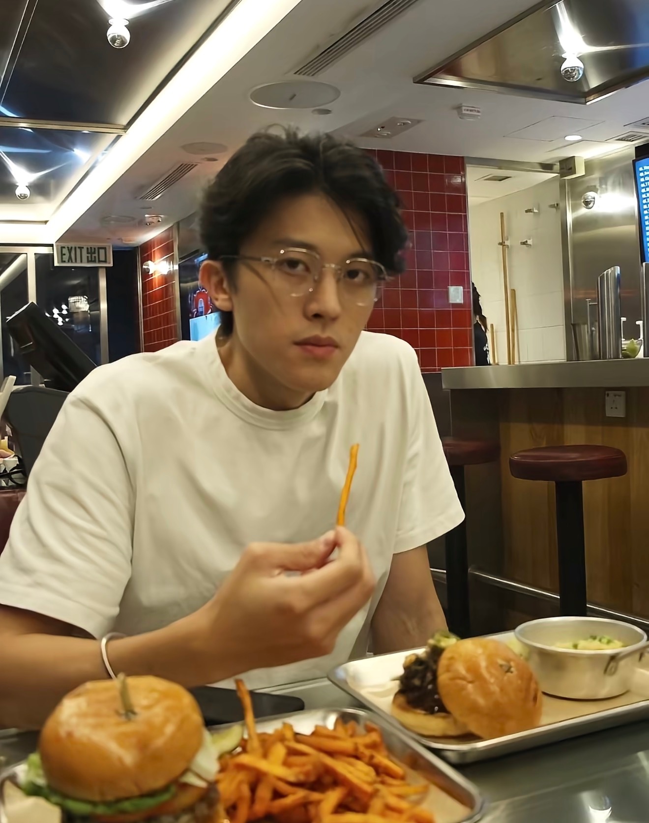 感觉幸卓辉可以面无表情控射章明伯 