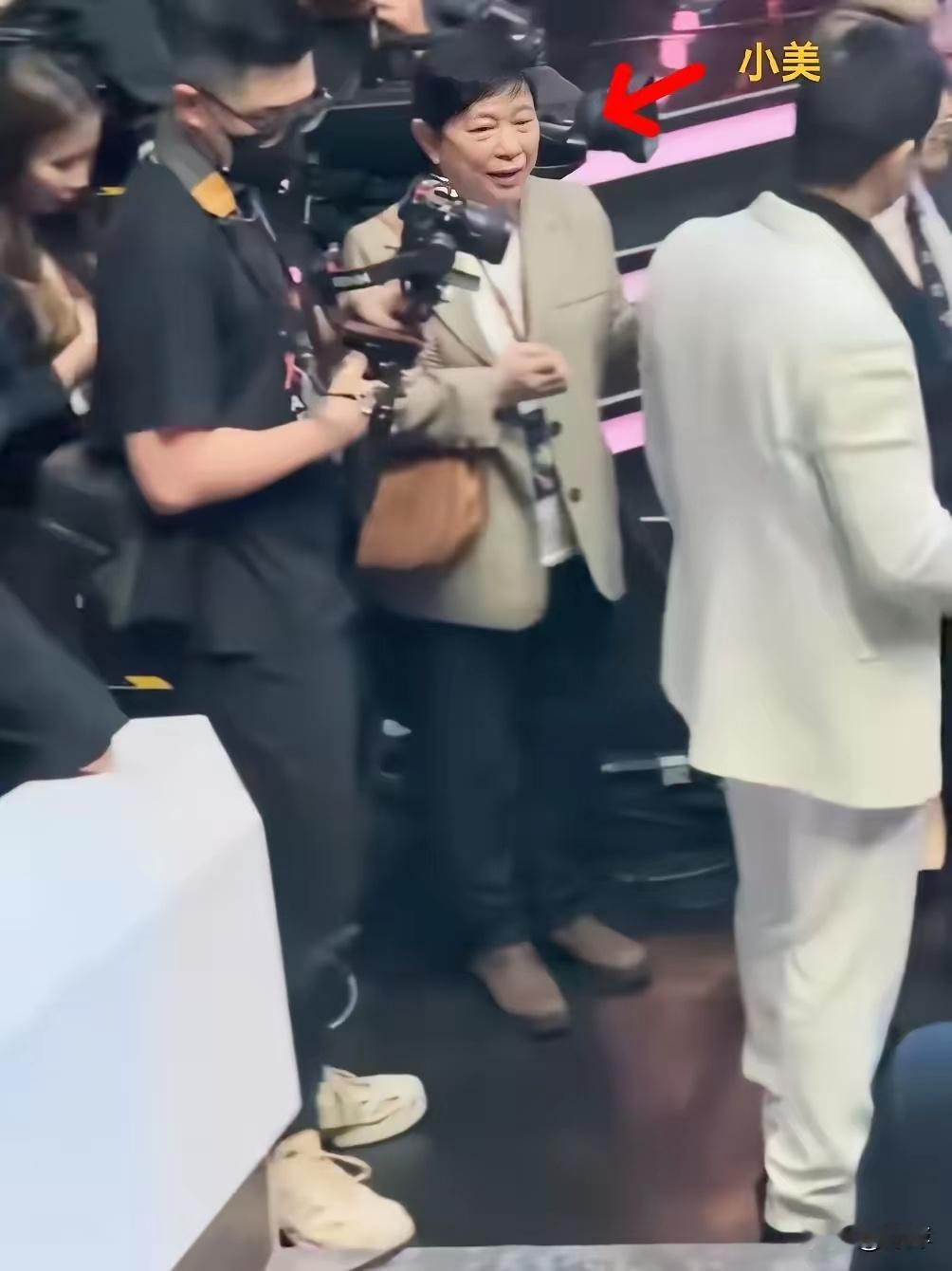 郭富城经济人小美陪着郭富城出现在活动现场，岁月不饶人啊。 