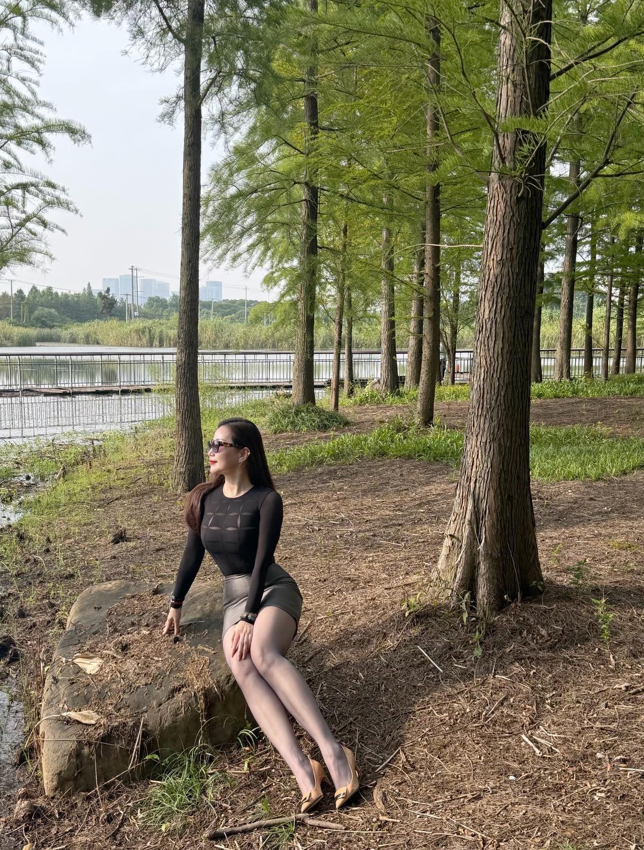 黑色系出游装扮