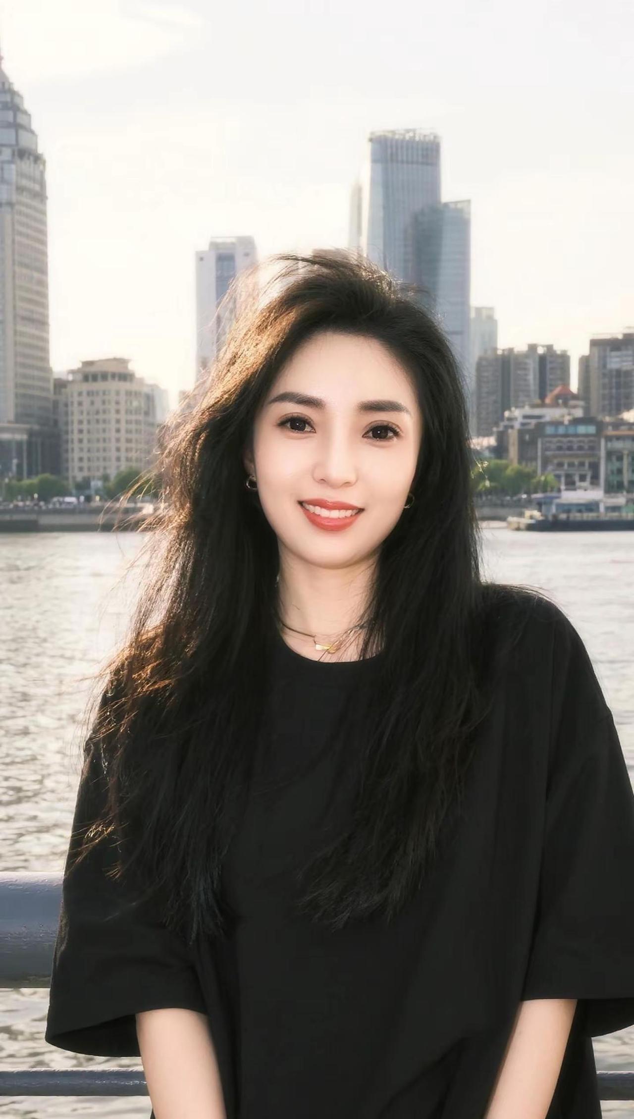 是我贪心了，把一场萍水相逢，看成了岁月温柔。把几句关心，当成了长久的陪伴。后来才