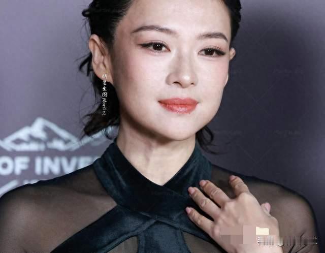 黑纱长裙惊艳全场！章子怡单身状态气场拉满，4年投资套现超3亿