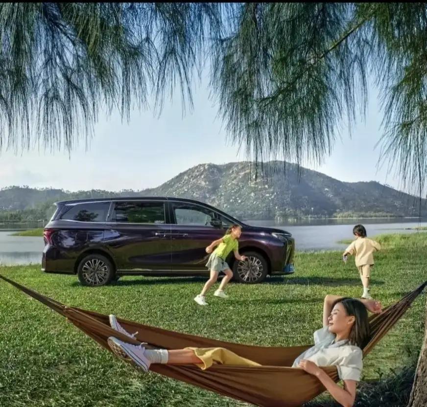 1969年鄂西北的山沟里，十万建设大军在荒山上搭起芦席棚，用双手“敲”出了新中国