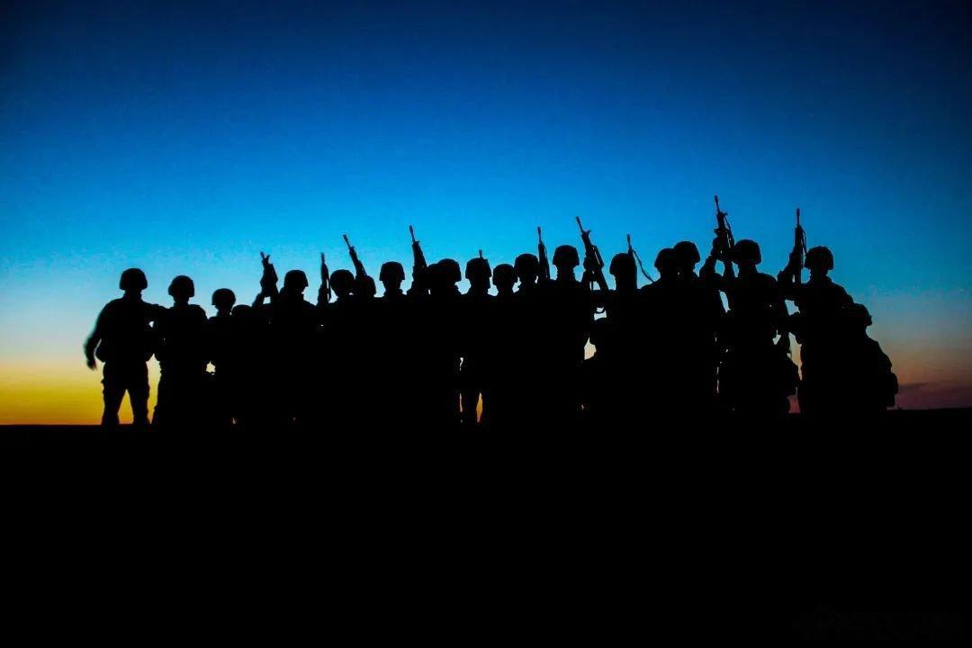 #铸剑中原[超话]##早安军营##原原说早晚安# 旌旗猎猎似长虹，号角声声震天响