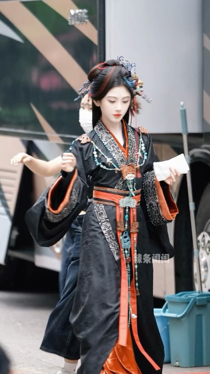 鞠婧祎《万花世界》苏绿夏红黑战国袍路透，好大气！！👍 