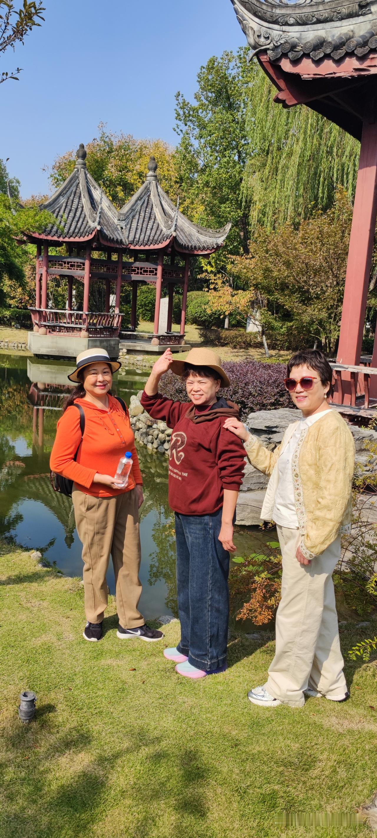 在秋季，跟朋友们一起畅游武汉园博园，仿佛开启了一场色彩斑斓的心灵盛宴。今天的天空