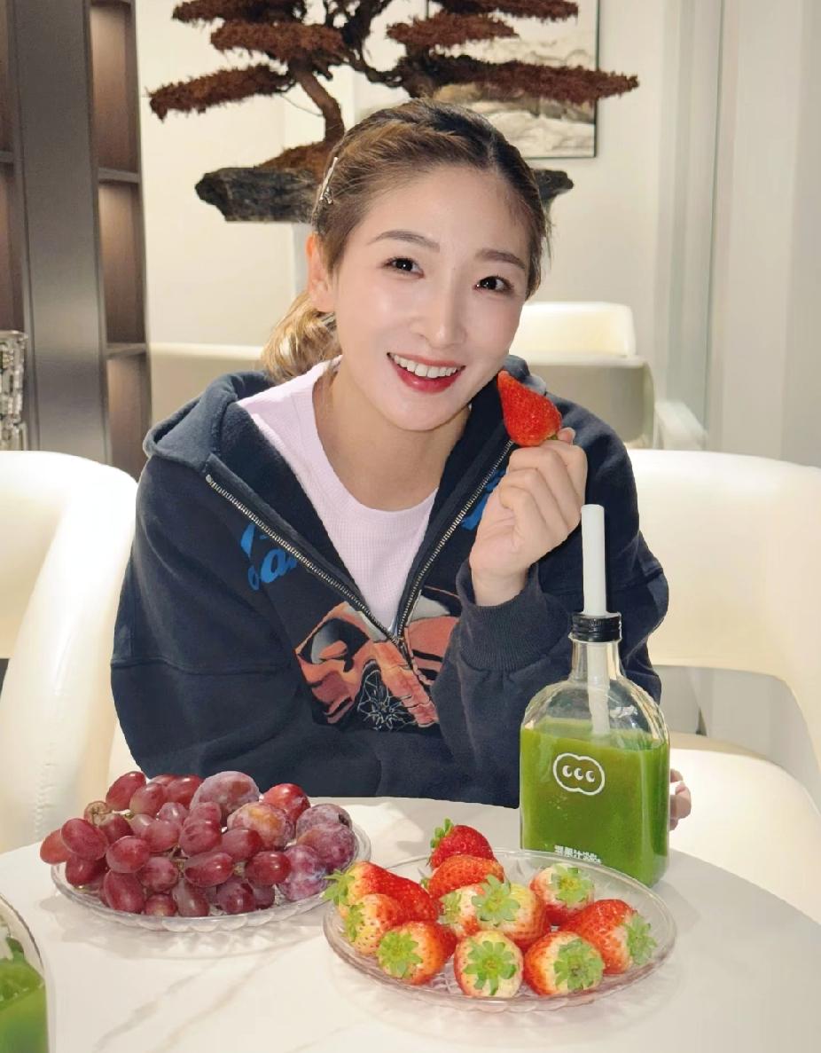 运动后的小确幸！刘诗雯晒元气日常，笑容比草莓还甜🍓✨
 
刚结束运动的小枣状态