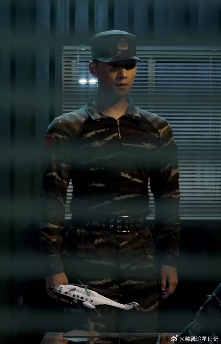 杨洋特战荣耀开播4周年 军旅剧里最戳我的，就是杨洋饰演的燕破岳。狙击镜后凛冽的眼