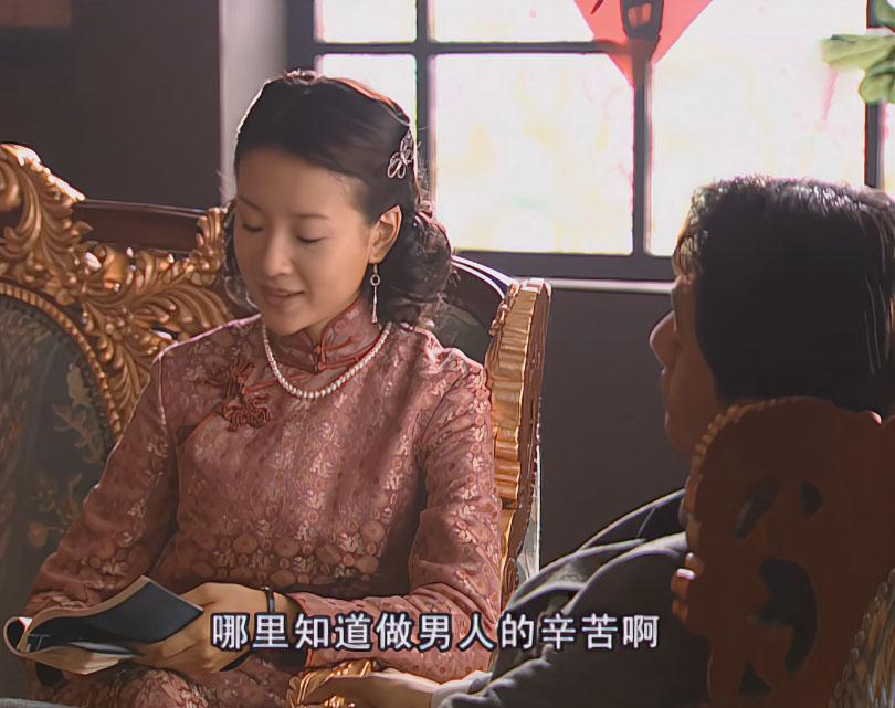 冷清秋这对耳环和头饰绝配，再搭上旗袍，让人看到了时尚与复古的交融。
#金粉世家#
