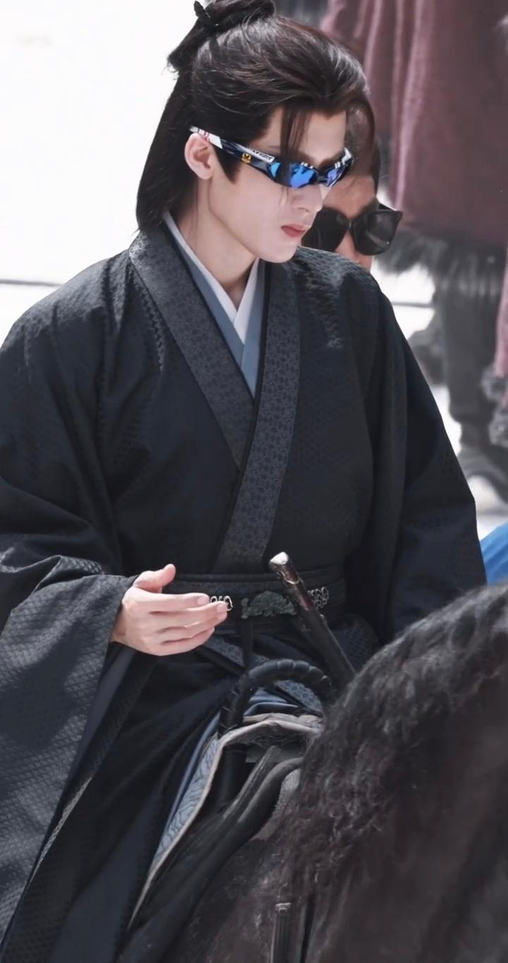 古人带墨镜骑马吗，那很时尚了谢却山大人檀健次古人带墨镜骑马 檀健次古人带墨镜