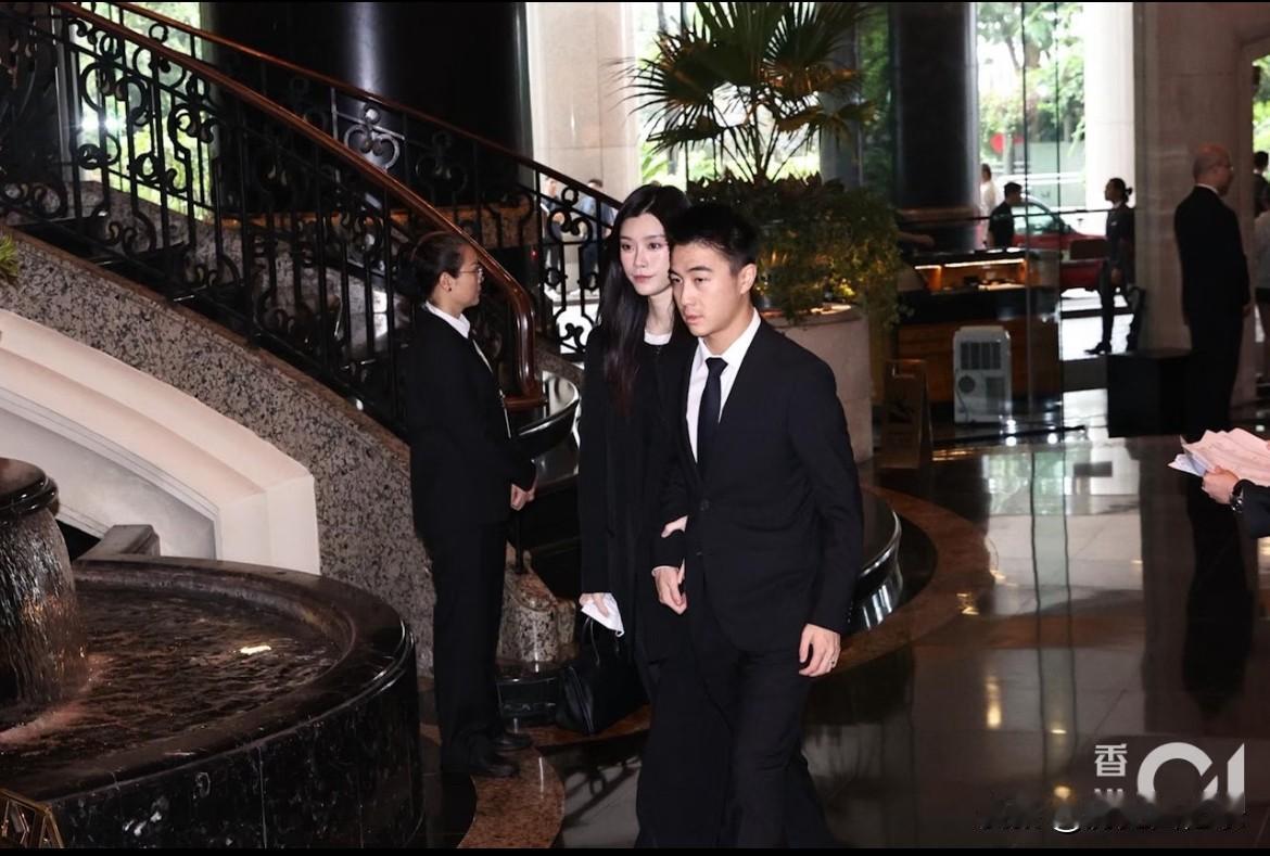 赌王四太携儿子儿媳女婿
出席何超蕸追思会
但是何超盈怎么变样了呢？
女儿很像他的